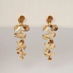Gold flower drop earrings #803